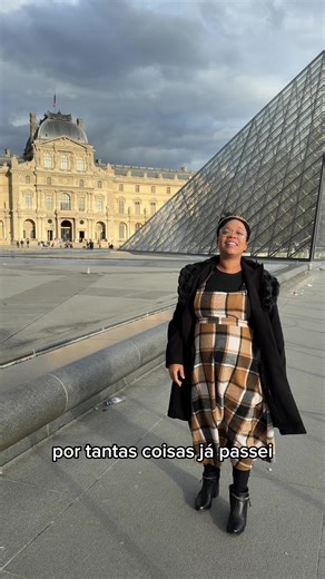 Não Me Deixe Esquecer: Valesca Mayssa no Louvre