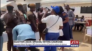 Special Voting: Ayawaso West Wuogon MP shares packs of food to voters in queue. #ElectionHQ #nhyiraupdates #nhyirafm | Nhyira 104.5 FM