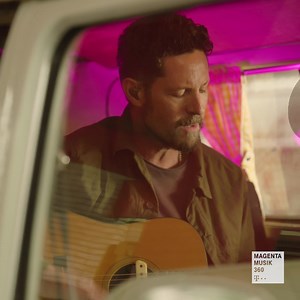 Ihr wollt mal kurz dem Alltag entfliehen? Da haben wir was für euch: Max Herre lädt euch auf einen kleinen Roadtrip ein und sorgt mit seiner Live-Session aus dem eigens umgebauten Van garantiert für Feelgood-Stimmung!🚐🌍 Das besondere Konzert könnt ihr euch noch für kurze Zeit kostenlos und auf Abruf bei uns anschauen! Don't miss! 🌟 | MagentaMusik