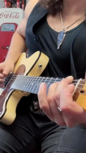 Country Chicken Pickin’ 🎸 . . . #countrymusic #countryguitarplayers #countryguitar #chickenpickin #fendertelecaster #bradpaisley #brentmason #guitarsolo | Michael Martino