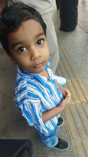 New tren chali hai #varshachoudhariofficial #comedyfilms #viralvideo #cutebaby #funny video ♥️👋🙏👍🥱