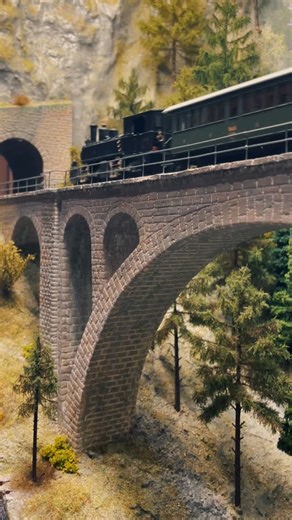 Loco-Revue Official on Instagram: "Escapade Suisse en 1900 🇨🇭à l’échelle H0m, François Cheveau nous propose une reproduction exacte de quelques sites des chemins de fer rhétiques, pour notre plus grand plaisir 🤩 #trainminiature #modelisme #modelismeferroviaire #locomotive #train #vapeur #passion #art #love #locorevue"