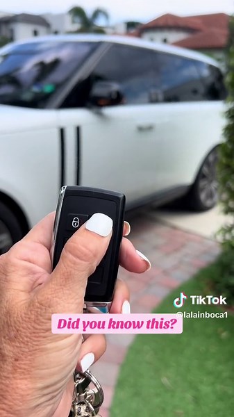 I seriously had no idea that you could do this #keyfob#keyfobtrick#rangerover#landrover#momsoftiktok#momlife#bocamom#sahm#sahmlife