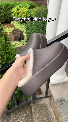 Now these lined Dylan platform clog crocs are such a cozy, comfy & stylish pair of platforms for the