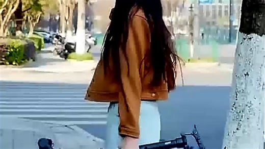 打工真人实测九号C2PRO电动自行车，续航扎实、动力稳定，城市通勤省心又高效。坐垫舒适、减震灵敏，载货爬坡都不吃力，智能APP管理更便捷，日常代步首选。