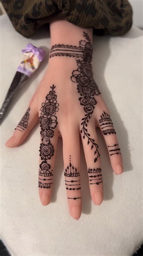 Elegant Simple Henna Design for Eid Celebrations