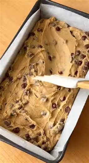 CAKE MIX COOKIE BARS 🍪🍰 Soft, chewy, and incredibly easy cookie bars made from cake mix, perfect for quick desserts, parties, or bake sales. One bowl, no mixer, and endless flavor options. These bars bake up thick and tender with crisp edges and a gooey center, using simple pantry staples. INGREDIENTS: 1 box yellow cake mix (15.25 oz) 2 large eggs 1/3 cup vegetable oil (2.7 oz) 1 teaspoon vanilla extract 1 cup chocolate chips or mix-ins of choice (6 oz) DIRECTIONS: • Preheat oven to 350°F and