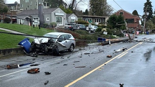 Suspected DUI driver crashes into utility poles in Bothell, knocks out power to thousands