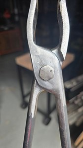 Buenas! Hacemos una pinza de herrero con soldadura, usamos hierro del 12 y planchuela de 1/4" #herrerosargentinos #herreria #tools #herramientas #tutorial | Herreros Argentinos