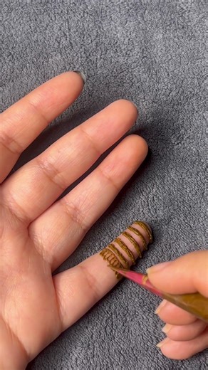 Easy finger mehndi design♥️ #mehndi #henna #hennaart #youtubeshorts #mehandi #fahmi #valentinesday