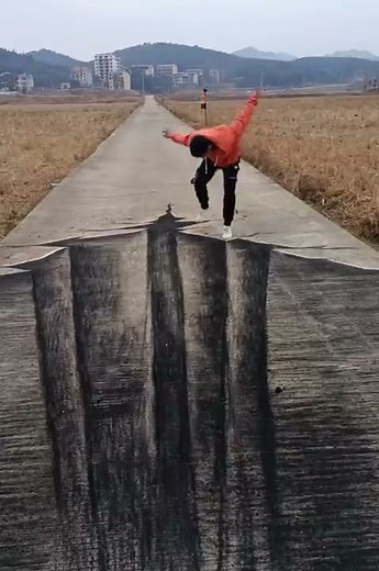 3D Drawing on the Road by Chinese artist.
