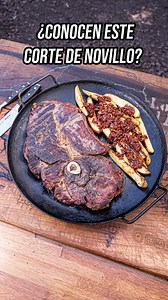 ¿Quien conoce este corte de novillo? �� Hoy venimos con el famoso corte que aparece en los dibujitos animados, ese chuleton de carne tan grande y magro que solo se veían en la tele. La verdad, sorprende, y encima tiene esa magia de la infancia. Te animas a probarlo?� Gracias a nuestros amigos de Hudson Kitchen por tener los cuchillos mas lindos del condado. | Locos X el Asado
