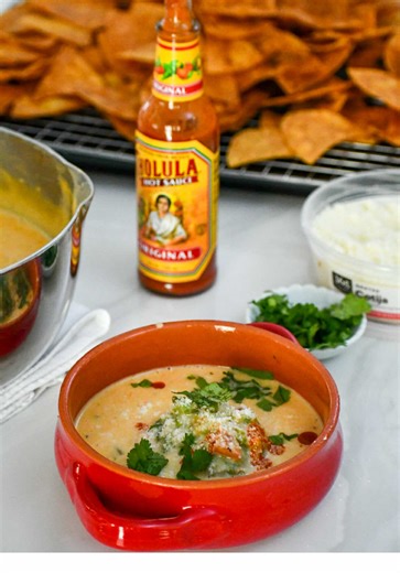 🫕 This Torchys copycat queso recipe is so easy and simple to recreate at home. Full recipe is on thetableofspice.com OR Google- “the table of spice Torchys Queso” 20 slices of Boar’s Head yellow American Cheese 8 slices of Boar’s Head white American Cheese 5–7 cloves of garlic with skin on 1 large tomato 1–3 jalapeños or serranos 1–2 Anaheim peppers 4 tbsp butter 1 tsp each: smoked paprika ground cumin 2 tsp each: garlic onion powder & salt 2 tbsp salsa Verde 1 cup veggie broth 2 cups milk #que