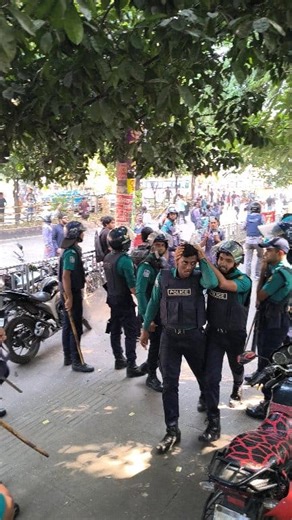 ধানমন্ডিতে ছাত্রজনতার মুখোমুখি পুলিশ সেনাবাহিনী | Dhaka News Live - ঢাকা নিউজ লাইভ