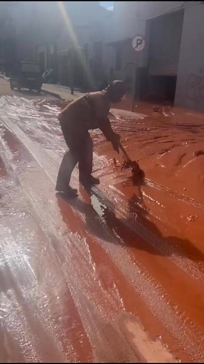 ♦️ MUST WATCH ♦️ A Section 56 of Waste Management Disposal notice was issued at 200 Commissioner Street, Marshalltown, Ward 124, after an illegal borehole was drilled on the property. The contractor was told to stop all work and clean the spillages from the road. The owner was also instructed to clean the street. This action helps keep the area safe and well-managed. #JMPDInAction #NomakanjaniManjeNamhlanje | COJ People’s MMC Public Safety