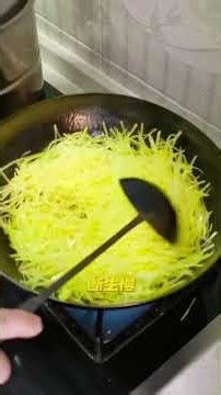 经下饭菜尖椒土豆丝，家常做法不焯水直接炒，简单省事接地气 #土豆的家常做法 #创作者中心 #创作灵感 #尖椒土豆丝#美食#做菜#cooking#shorts