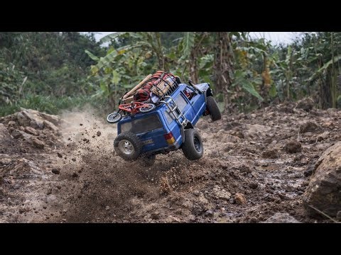 Extreme RC Off-Road Vehicle Conquers a Dangerous Mountain Trail