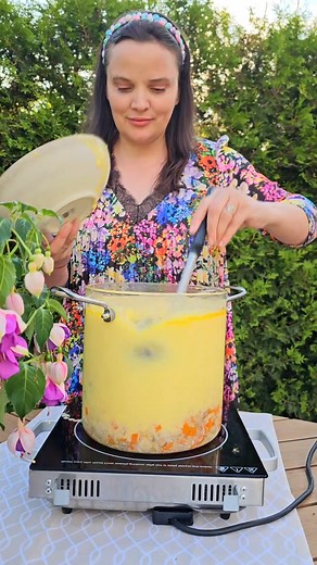 Ciorba Radauteana este o ciorba acrisoara foarte gustoasa si usor de facut. Ingrediente: • 1 ceapa mare • 700 ge de piept de pui,eu am folosit si vreo 200 de gr de pui de casa • 3 morcovi • 1 bucata pastarnac • 1 bucata telina mica • 3 foi de dafin •1 ardei roau • 4 galbenusuri • 1 lingura faina alba •5 catei de usturoi • 200 ml smantana pentru gatit • 1 legatura patrunjel • Sare • Piper • Otet de mere. | Anyta Cooking