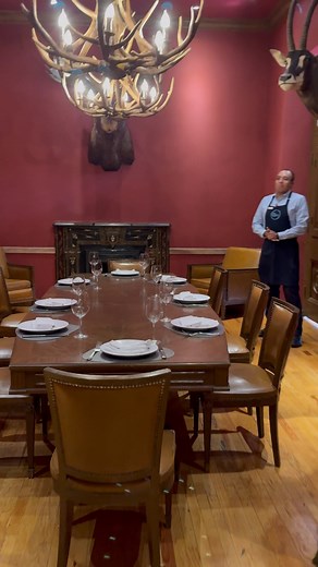 📍 ¡Uno de los tesoros históricos más impresionantes de Chihuahua! En esta entrega, los llevamos a conocer La Casona, una majestuosa mansión ubicada en el corazón de Chihuahua capital, sobre la calle Aldama y Ocampo. Fue construida entre 1888 y 1893 por el ingeniero Pedro Ignacio Irigoyen a petición del legendario general Luis Terrazas, considerado en su época el hombre más rico y poderoso del norte de México. Con su arquitectura porfiriana, fachadas de cantera, jardines elegantes y salones que 