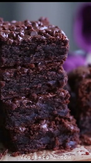 🍫🌱 These lentil brownies are about to change your life! 🤯 Satisfy your sweet tooth with these fudgy, delicious treats. 😋 Follow @veganricha for more delicious vegan desserts! Ingredients * 1/2 cup red lentils * 3 tbsp oil * 3 tbsp maple syrup * 1/2 cup vegan semi sweet chocolate chips * 4 tbsp sugar * 1/3 cup nut (no no-nut) butter * 1.5 tsp vanilla extract * 1/4 cup flour of choice * 1/2 tsp salt * 1/2 tsp baking powder * 1/4 cup vegan chocolate chips Instructions 1. Line a brownie pan with