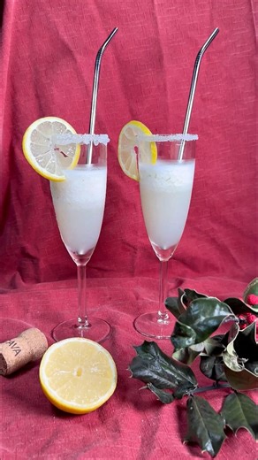 🎄🍋🥂 SORBETE DE LIMÓN AL CAVA —> refrescante, ligero y perfecto para Navidad Un clásico imprescindible para limpiar el paladar entre platos o cerrar una comida especial. Se prepara en menos de un minuto y siempre triunfa en la mesa. Ideal para cenas navideñas y celebraciones. 🍸✨ ♥️💾 GUARDA esta receta y SÍGUEME . 👇🏻👇🏻👇🏻👇🏻 @chefmspin.recetas ✅ ➖SORBETE DE LIMÓN AL CAVA➖ 📝INGREDIENTES: 🔸 Sorbete de limón — 500 ml 🔸 Cava — 100 ml 🔸 Lima — 1 ud 🔸 Azúcar — c/s 🔥 ELABORACIÓN: ▪️1. Co