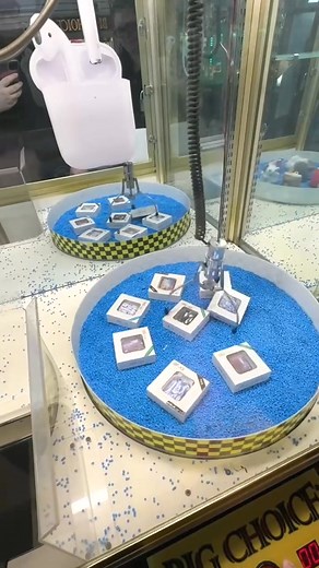 I found the WORST claw machine arcade ever 😭😭😭 #clawmachine #winning #arcadegames #arcadehacks #arcade #shortreels #reelsforyou #fblifestyle 🤯🎮👎💔😡 | OhLa Reel6