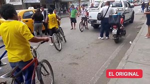 690K views · 8.7K reactions | #Santa_Elena. PUÑETIZA EN EL CENTRO DE SANTA ELENA. El incidente se originó porque presuntamente un ciclista andaba en estado etílico y transportaba un menor de edad los mismo que se impactaron tras del balde de una camioneta, los transeúntes no permitieron que se lleve el menor aduciendo que el señor estaba mareado. | EL ORIGINAL | Facebook