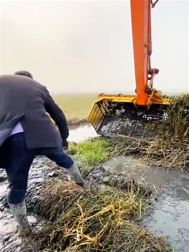 Outdoor Fishing with an Excavator 🚜🎣 | Big Machine, Big Catch! Who says fishing needs a rod? 😲 Outdoor fishing with an excavator brings power and creativity together! Big machine, wild fishing, and an unforgettable outdoor moment 🌿🎣 #OutdoorFishing #Excavator #ExcavatorFishing #FishingWithExcavator #HeavyMachine