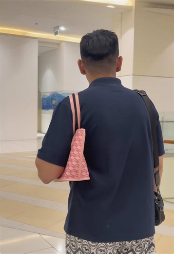 Perpaduan tas pink vs outfit keramat😌 #bedaagama #Relationship #fyp #couple #4u