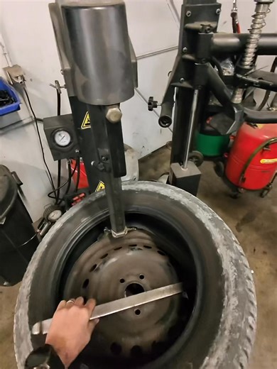 Aujourd’hui je t’embarques avec moi pour t’initier à ta première reparation d’un pneu,rien de bien compliqué 😜 #pneus #reparation #tuto #mecanique #RA38 #labise #followers | RA38