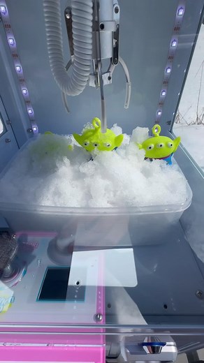 雪の中に埋もれたエイリアンを救い出してみたww#ネタ#クレーンゲーム#ufoキャッチャー#ゲーセン#clawmachine#雪