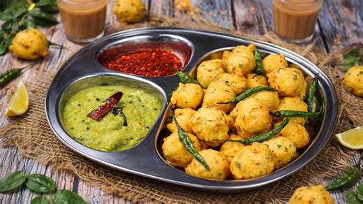 Step-by-step recipe for moong dal bhajiya and chutney