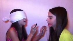 Mi hermana me maquilla con los ojos vendados❤️