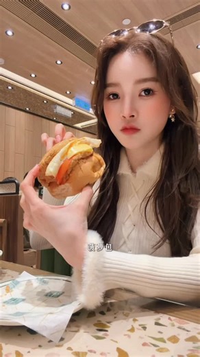 Yee Fei 宜霏 on Instagram: "在香港除了打卡地铁站还暴吃了300家美食💨💨！每一个都值得再来一次🤤 📌女人街食饭公司 🌟 📌公和豆品厂🌟 📌华嫂冰室 📌麦奀云吞面世家 📌莲香楼 📌九记鱼蛋王 📌富豪雪糕 📌明华饼家 📌Bakehouse 🌟 📌华星冰室 📌榕記陳皮烧鹅 📌通达食店 📌添好运 📌十八座狗仔粉 标🌟的都是TasteHK 上名厨们推荐的美食！这次我跟着 Taste Hong Kong（香港好味） 美食推广计划一路吃、一路探索，打卡了几家入选餐厅，才发现香港的美食不仅选择多、品质高，而且价格超友好，很多地道好味其实非常亲民 🥢 最开心的是我儿子也超爱香港的食物 还一直问“妈妈我们什么时候再来？ 赶快收藏这份清单吃起来吧！ 也别忘了关注 @DiscoverHongKong 获取更多最新美食推荐✨ @discoverhongkong #discoverhongkong #TasteHongKong"