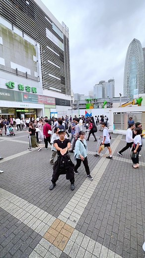 新宿で暴れる男の驚きの光景