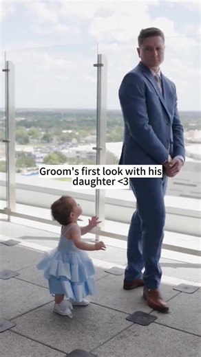 Before seeing his bride, he saw his baby girl #wedding #firstlook #sweet #love #groom #firslook #family #girls #happy