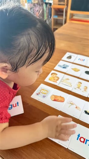 ｜KIDsREAD 火箭英文拼音點讀教具｜小腳先生一步步獨家延伸教材率先睇｜ #新品優惠 #教材禮物先到先得 送完即止 我們家有一歲、五歲及七歲的孩子👶🏻 這套好玩的英文學具就是我們跟孩子用好玩又開心的歌曲及互動拼字遊戲洗耳朵，基礎至進階的CVC拼音玩中學！ 留言 #我有興趣小腳先生獨家延伸教材 告訴我孩子的年齡, PM你詳細的開箱分享影片！會有七歲小腳先生及五歲的Baby Mui兩個大孩子的使用片段及我們家一直以來使用過的英文拼音教材心得分享。 感謝大家一直支持小腳先生一步步製作的獨家點讀教材！也感謝點讀筆KIDsREAD平台一直努力創新，帶給孩子源源不絕的好玩閱讀素材。 | 小腳先生一步步