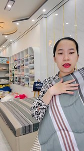 Dòng LỤA 100% thì không cần phải bàn nữa phải không Chị Em. Nữ hoàng của các loại vải, MỀM-MỊN-MÁT-MƯỢT Có HƠN 100 MẪU cho chị em lựa chọn ❤ Mẫu Lụa cao cấp nhất nên sử dụng ngày hè này không cần mở máy lạnh vẫn mát nha các chị. ♥️ Đặc biệt: Nhận hàng, kiểm tra và hài lòng mới thanh toán ❄️ Bộ sản phẩm gồm: - 2 vỏ gối đầu 50x70. - 1 Ga giường kèm theo kích cỡ yêu cầu. - 1 mền chần bông tơ tằm. - Tặng 1 bao gối ôm 35x100. Nhắn ngay để nhận gần 100 mẫu siêu đẹp trong BST MỚI NHẤT! ----------------