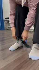 ➡️ Otago Exercise 6: Side Hip Strengthening (Hip Abduction) ➡️ Otago 练习 6：侧髋强化（髋部外展） Purpose: To strengthen the hip abductors*(outer hip muscles), which help with balance, stability, and side-stepping — key for avoiding falls. 目的： 增强髋外展肌*（髋部外侧肌肉），有助于保持平衡、稳定和侧身移动——这是避免跌倒的关键。 👉 Don’t lean to the side — keep your upper body still and controlled. 👉 不要向一侧倾斜——保持上身静止并受控. Strong hips, steady steps! ➡️🦵 Side leg raises (hip abductions) strengthen the muscles that keep you balanced and confident on you