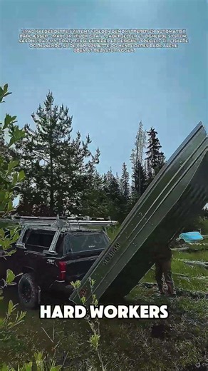 Processen med automatiseret lastning af en aluminiumsbåd på taget af en pickup truck