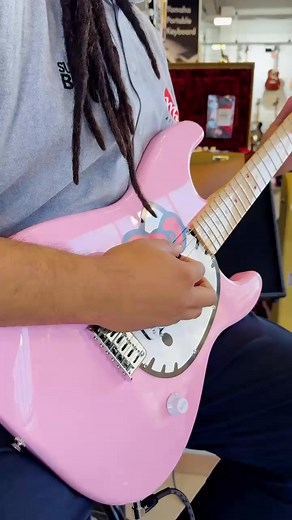 ¡La icónica guitarra de Hello Kitty ya está en Music Hall! 🎀🎸Dale un toque único a tu música con este diseño exclusivo que combina estilo y sonido en una sola guitarra. Disponible en nuestros locales. ¡Unidades limitadas! ✨🎸 | Music Hall