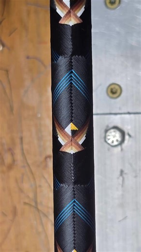 Freedom, focus, and fierce precision 🦅 Every thread tells a story — black for strength, gold for pride, blue for the endless sky. This wrap isn’t printed… it’s earned — one thread, one feather, one hour at a time. When it opens up and the eagle takes flight, you feel it. 🎣 Hand-crafted. Thread by thread. 🇺🇸 The Eagle Wrap — built by Knot Your Rods. #KnotYourRods #CustomRodBuild #EagleWrap #RodArt #FishingRod #FishLoudFishProud #ThreadArt #RodBuilder #AmericanMade #FishingLife #TogSeason #Cus