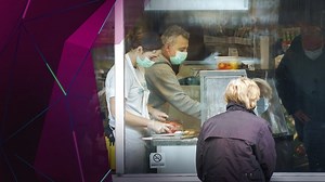 Des entrepreneurs québécois demandent l'autorisation d'acheter des tests de dépistage rapides pour tenter de freiner les éclosions en milieu de travail. | Radio-Canada Information