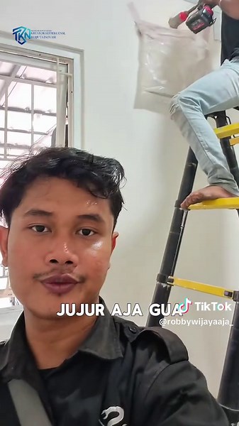 Partner gua hampir kena bor pas lagi pemasangan 3 unit AC Sharp Bey 😭😂 Untung gua masih sempet ngingetin, kalau enggak bisa bahaya banget WKWKWK. Mana di tengah kerjaan malah nemu pemasangan outdoor AC yang bikin gua geleng-geleng kepala 🗿 Emang ada-ada aja kejadian di lapangan, cuy! #TeknisiAC #PasangAC #pasangactangerang #serviceactangerang #tangerangac