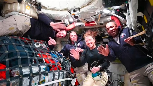 "Kita bisa melihat Bulan langsung dari hatch docking sekarang. Pemandangannya indah sekali.”Kalimat sederhana itu keluar dari mulut Christina Koch tadi malam, saat Artemis II berada di titik yg blm pernah dicapai manusia lagi selama lebih dari setengah abad.Hari ketiga misi ini, jarak mrk ke Bulan sdh lebih dekat drpd ke Bumi. Orion sedang meluncur meninggalkan rumah biru kita, melintasi ruang hampa yg selama 54 tahun hanya diisi kenangan Apollo.Bagi saya, momen ini bmn sekadar pencapaian teknis