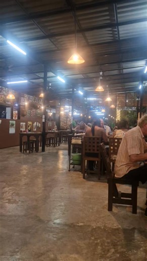 High season in Hua Hin, lucky to get a table for dinner. | Thailand Bound