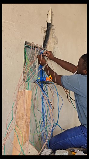 JENGO NI UMEME🧰 EBM ELECTRICAL INSTALLATION INAKULETEA HUDUMA ZA UMEME TANZANIA 🇹🇿 NZIMA 🟢SITE VISITING….hufanyika kabla kbsa yakuanza hatua yeyote na hii ni kwaajili ya elimu ushauri na makabidhiano ya kazi ktk jengo lako 🟢CIRCUIT PLAN….uchimbiaji wa bomba na mfumo mzima wa jinsi umem utasafir ktk jengo lako 🟢WIRING INSTALLATION…..uvutaji wa waya ndani ya bomba na ni kwa umakini mkubwa 🟢SWITCH AND LIGHT DECORATION….hapa ni maswala yote ya taa na ufungaji switch kwa njia ya kisasa PIA EBM