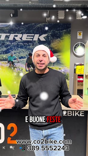 Tanti auguri di Buon Natale e Felici Feste 🎄✨ Da parte di tutto lo staff di CO2 BIKE, grazie per aver condiviso con noi la passione per la bicicletta. Vi auguriamo giorni pieni di serenità, sorrisi e… tante pedalate! 🚴‍♂️🎁