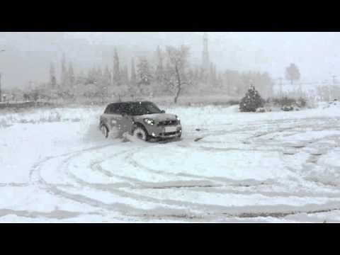 Mini Cooper Countryman S All4 in Snow