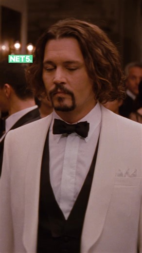 Wat begint als een toevallige ontmoeting, verandert al snel in een spannend web van liefde, bedrog en achtervolgingen... ❤️ The Tourist | Vanavond om 20.30 | NET5